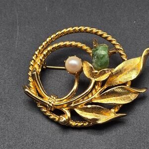 Sarah Coventry Nephrite Jade Faux Pearl Flower Brooch Wreath Round Gold Tone